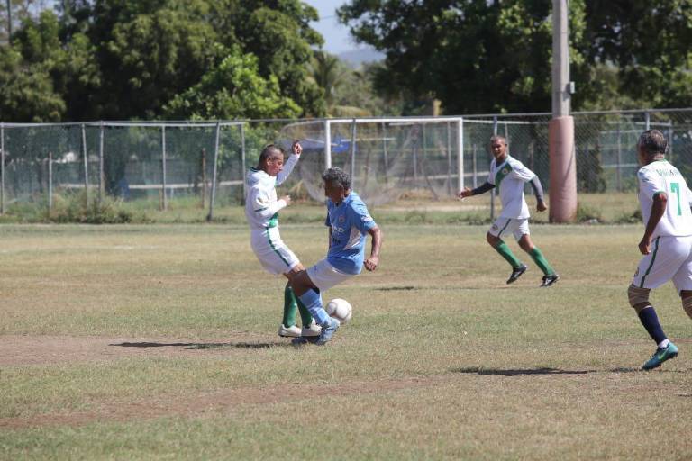 Brujildos sorprende al líder Amigos del Muralla en el Futbol Veteranos Platino