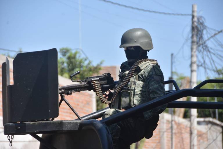 Arriban este martes a Culiacán 300 elementos más del Ejército; este miércoles llegarán más, anuncian