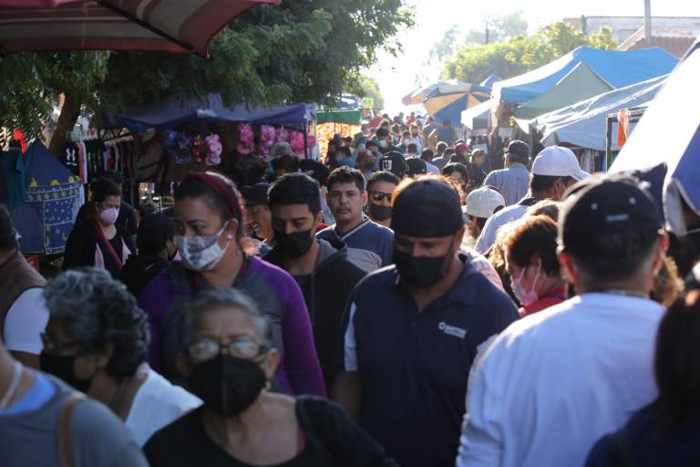 Tianguis de la Juárez, en Mazatlán, luce repleto este domingo y sin sana distancia