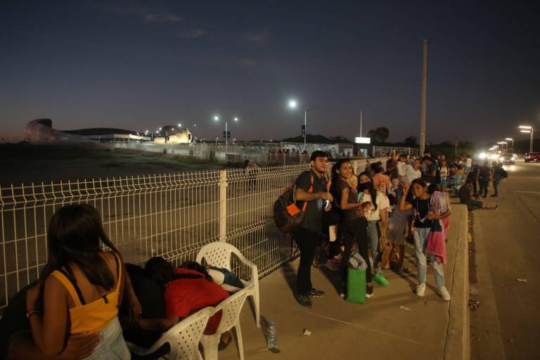 Fanáticos hacen largas filas para boletos del concierto de Kimberly Loaiza y Juan de Dios Pantoja