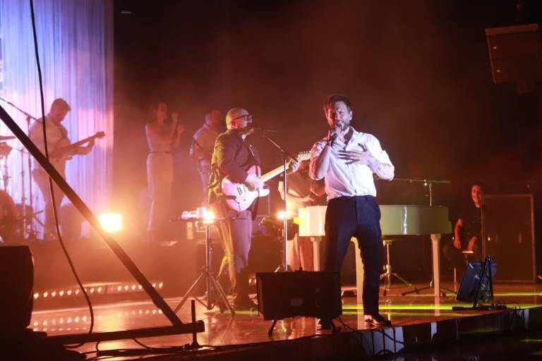 Entrega Sin Bandera una noche de romance en Mazatlán