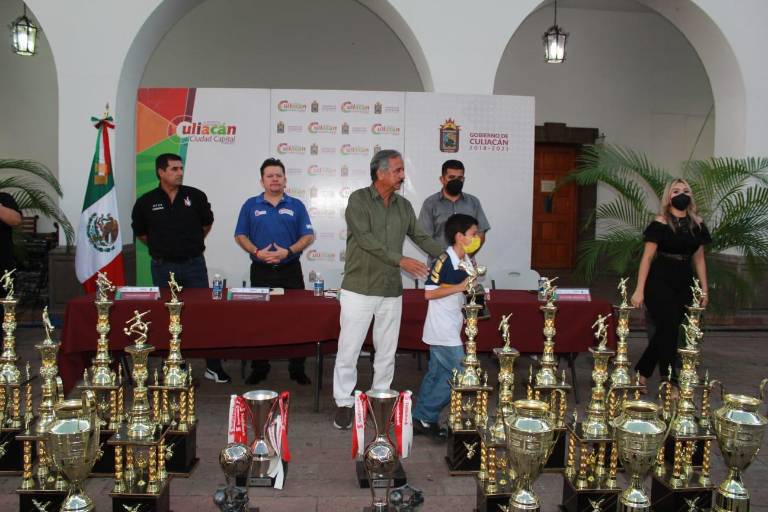 Premian a lo mejor de la Liga Municipal de Futbol Culiacán Capital del Deporte