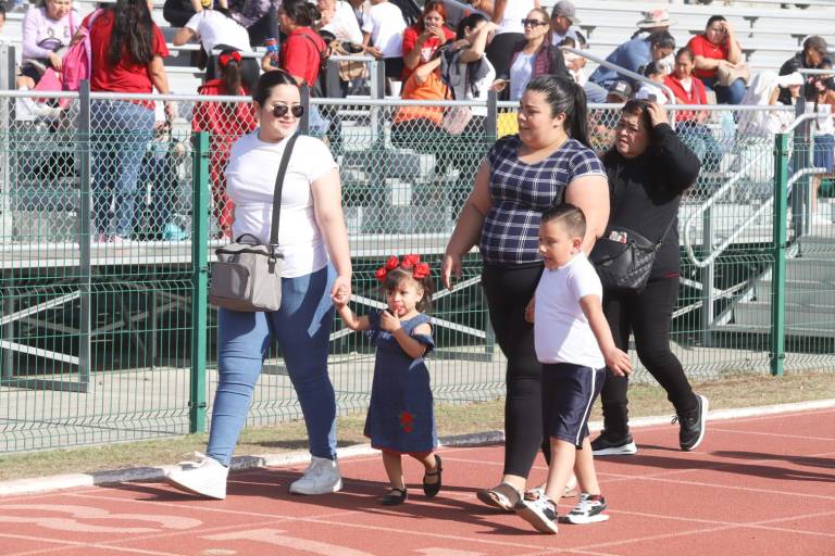 Asisten a la miniolimpiada de atletismo del nivel preescolar