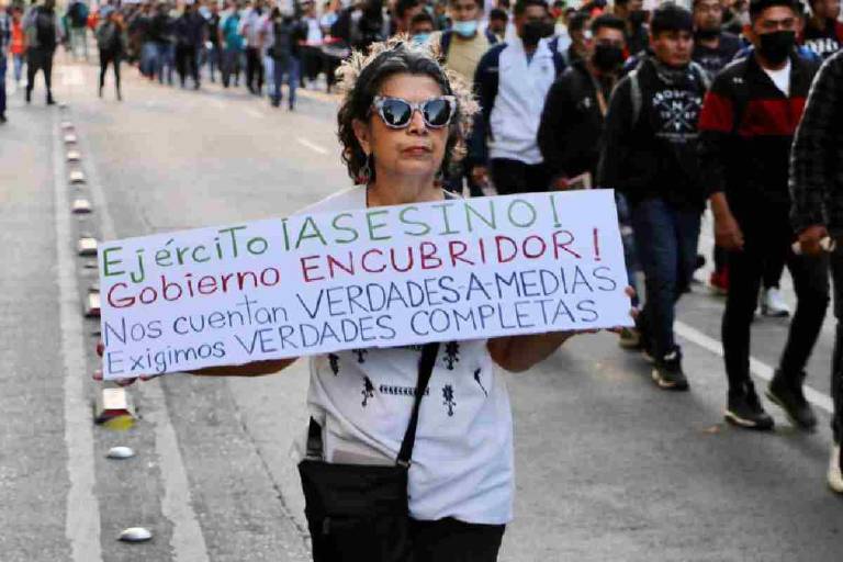 Familiares de los 43 piden al Gobierno 806 documentos; Sedena solo entrega 5