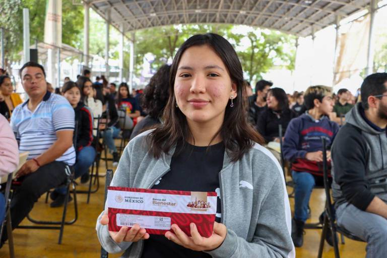 Reinicia entrega de tarjetas para cobrar beca Benito Juárez