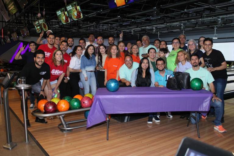 Participan en Torneo de Boliche con Causa