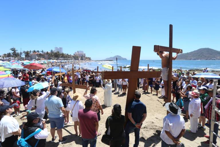Llega Viacrucis de San Judas Tadeo a la playa de Zona Dorada