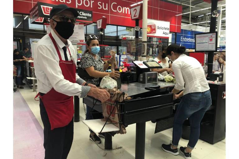 Tras casi año y medio de resguardo por la pandemia, vuelven los paqueteros a trabajar en las tiendas Ley