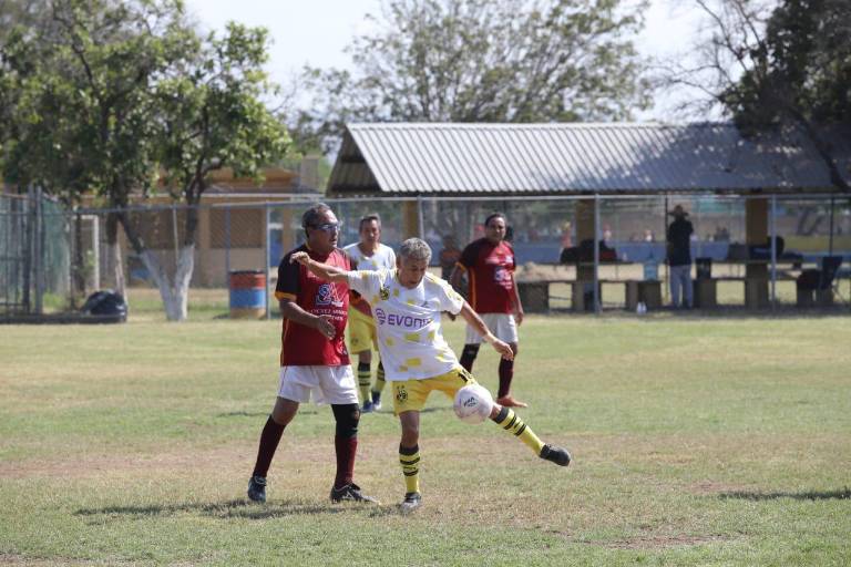 Alphabióticos corta la línea a Telmex en el futbol Veteranos Platino del Muralla