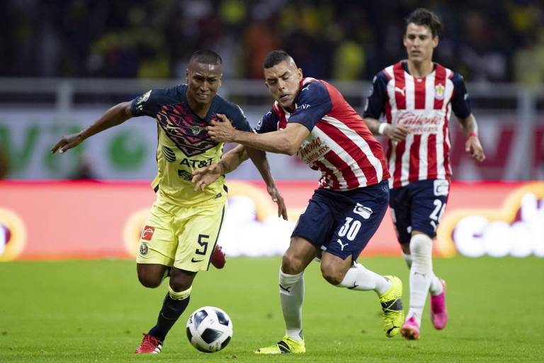 Chivas arrebató empate al América en el Azteca con polémico arbitraje