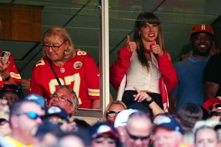 Se disparan ventas del jersey de Travis Kelce tras visita de Taylor Swift