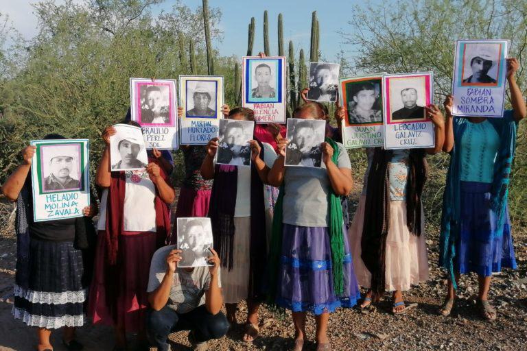 $!Mujeres familiares de los siete yaquis Sonora portan fotografías impresas con sus rostros.