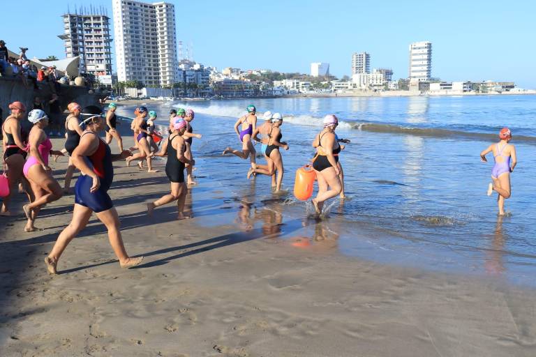 Celebran a niños y mamás, en la Quinta Puntuable de Natación