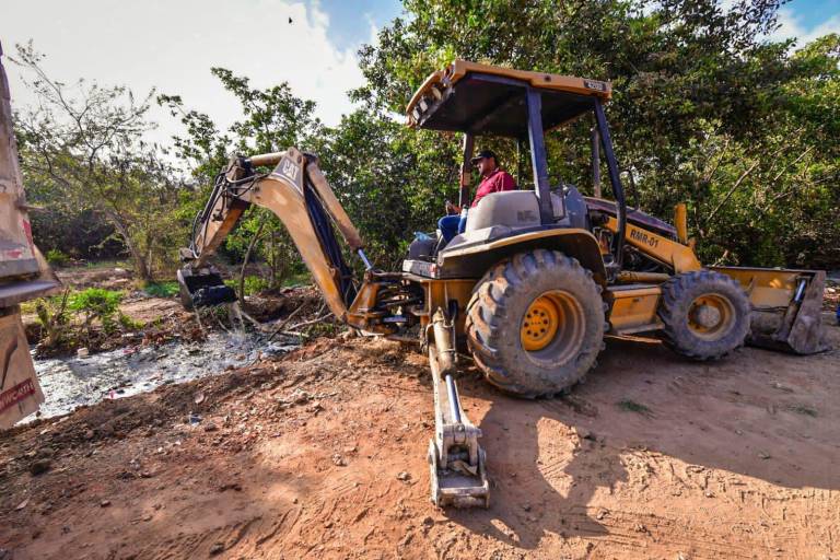 Arranca en Mazatlán limpieza de canal pluvial en la Quinta Chapalita