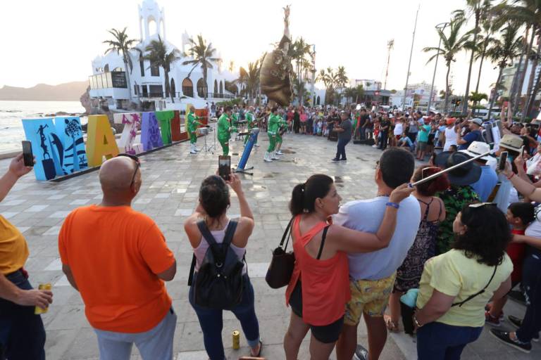Sorprende Su Majestad Mi Banda El Mexicano a turistas y locales en las letras de Mazatlán