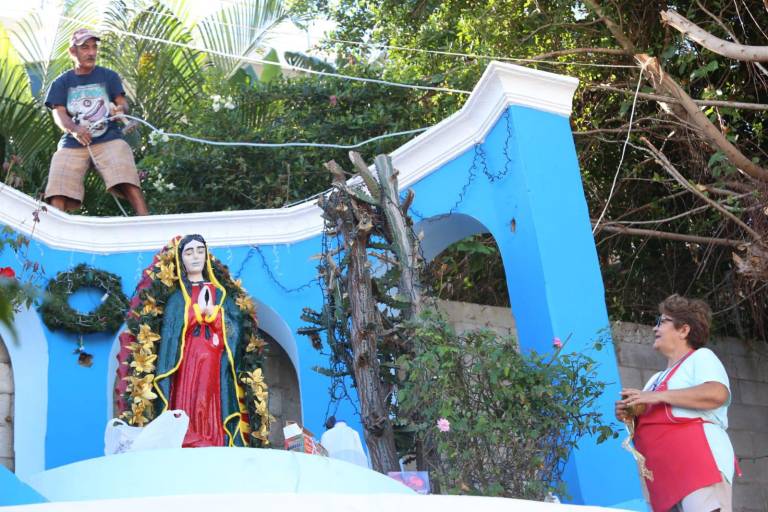 Ledis y Saturnino han entregado más de 30 años a la decoración de la ermita de la Virgen en el Cerro de la Nevería