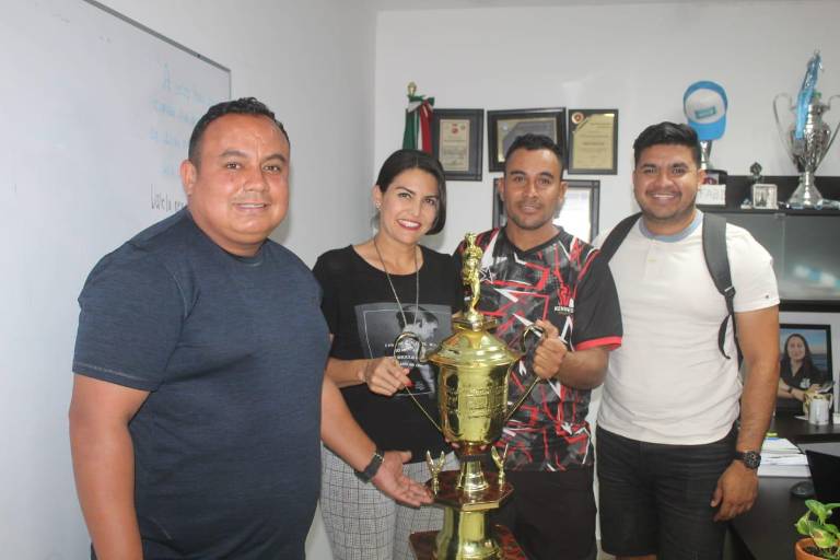 Entregan trofeo de campeones estatales Osos al Imdem