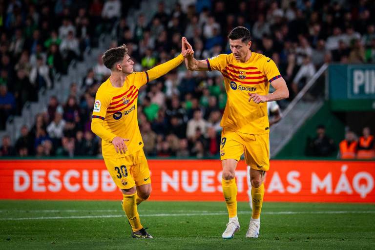 Barcelona golea al Elche y acaricia título