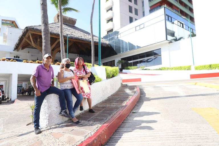 Esperan ver a AMLO para plantearle caso ejidal y ayuda para hombre preso