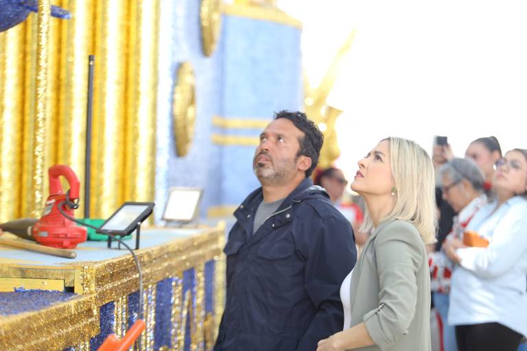 Supervisa Alcaldesa de Mazatlán avances en construcción de carrozas reales y carros alegóricos de Carnaval