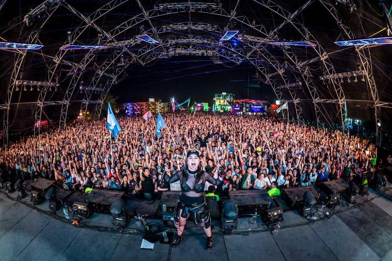 La DJ sinaloense Mariana Bo causa euforia en el Pa’l Norte 2022