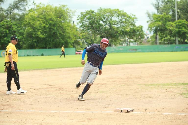 Covec acecha la cima de la Liga de Beisbol 40 Años y Más