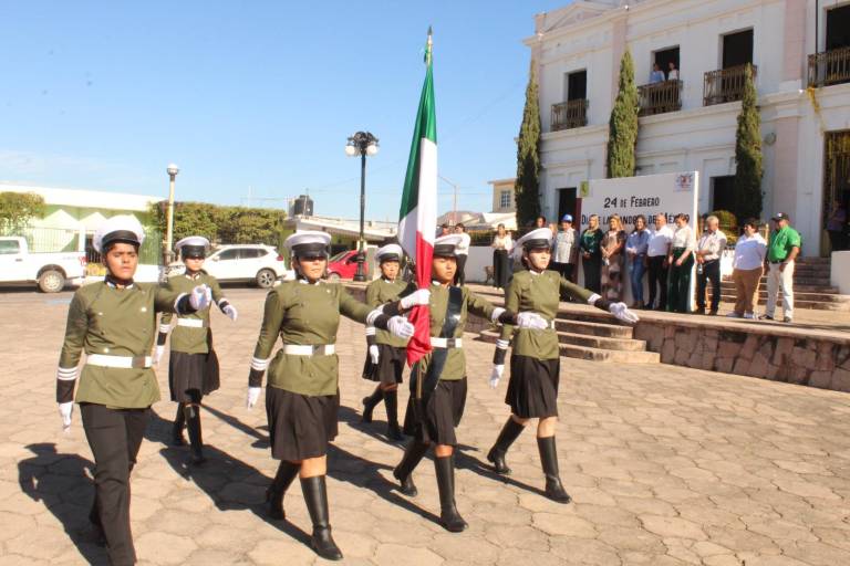 Desfilan en Rosario por el día de la Bandera