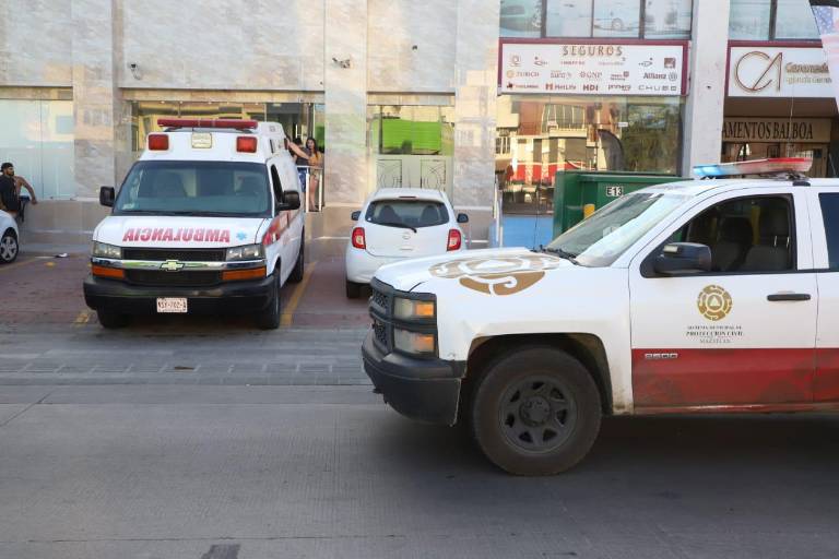 Duranguense cae de paracaídas en playa de la Zona Dorada, en Mazatlán