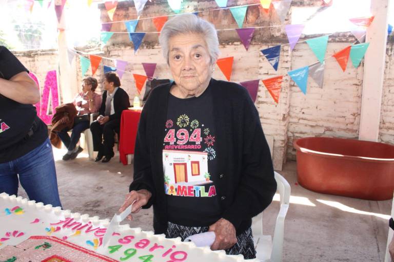 María Concepción y su familia comparten el amor por Chametla al donar el pastel monumental
