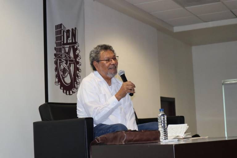Invita Élmer Mendoza a estudiantes a vivir la lectura
