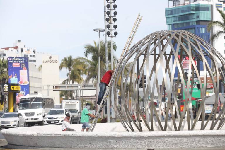 Continúan labores de limpieza y mantenimiento en monumentos de Mazatlán