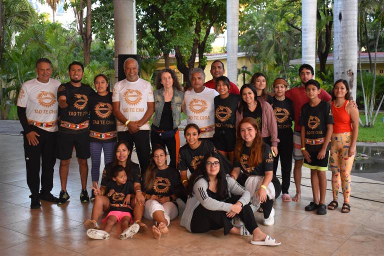 Disfrutan miembros de Ludus Magnus y FIAMA de una sesión de acondicionamiento masivo