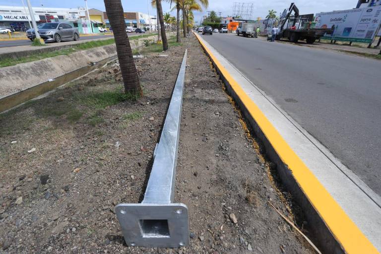 En un espacio de 17 cuadras, instalan 198 lámparas led en la Canseco, en Mazatlán