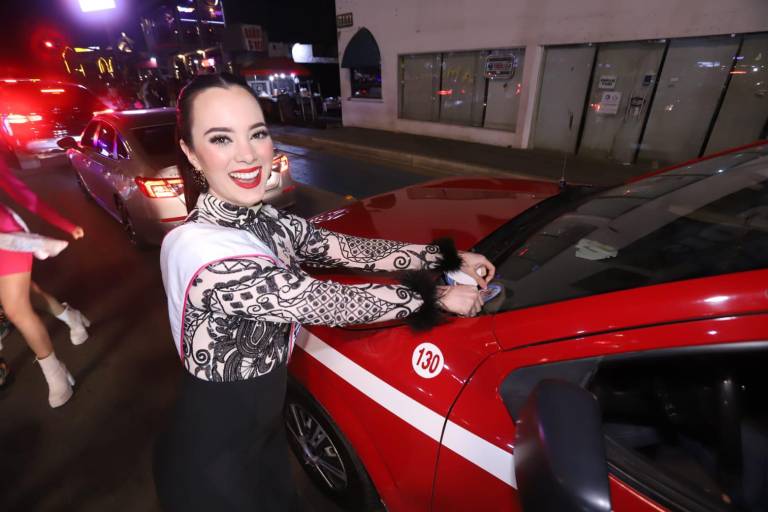 Invitan candidatos a la máxima fiesta en la tradicional pega de calcomanías