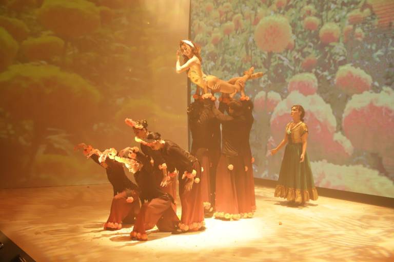 Celebra comunidad artística a los Santos Difuntos con performance y Callejoneada