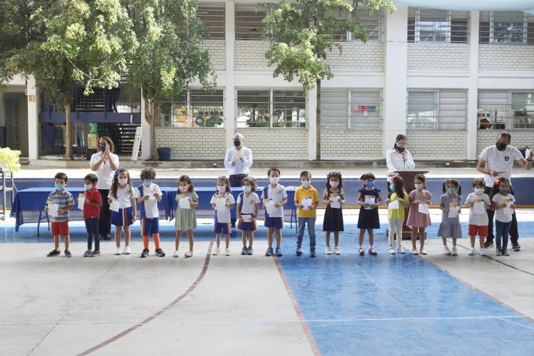 Reconocen su constancia y disciplina en la Escuela Activa Integral