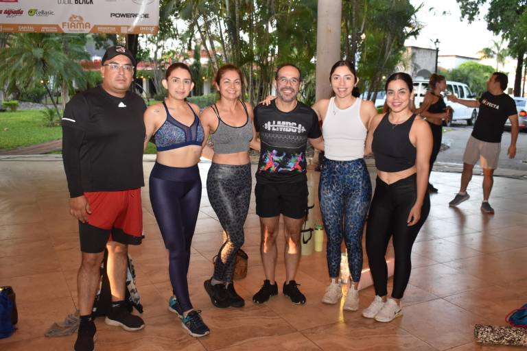 Disfrutan miembros de Ludus Magnus y FIAMA de una sesión de acondicionamiento masivo