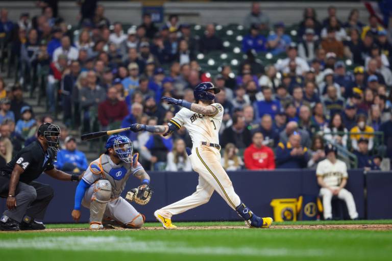 Freddy Peralta y el novato Brice Turang lideran a Cerveceros sobre Mets