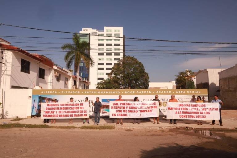 Colonos de Lomas de Mazatlán protestan contra obra de construcción