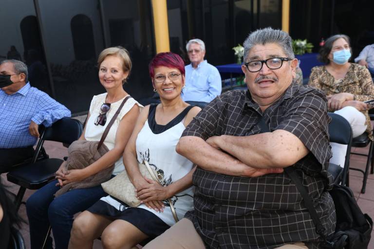 Disfrutan la obra fotográfica y el poemario ‘Silencio gregario’ de Mario Medina