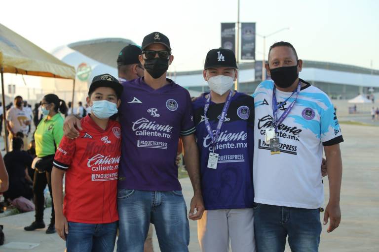 Aficionados asisten con sus niños al partido de futbol en el Kraken