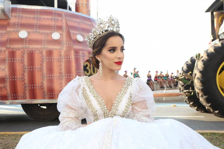 Mazatlecos y turistas disfrutan del primer desfile del Carnaval