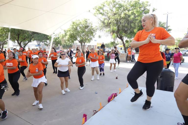 Conmemoran el Día Internacional contra la Violencia hacia las Mujeres con clase de zumba