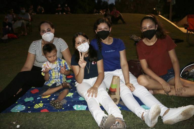 Disfrutan noche de cine en el Museo Materia