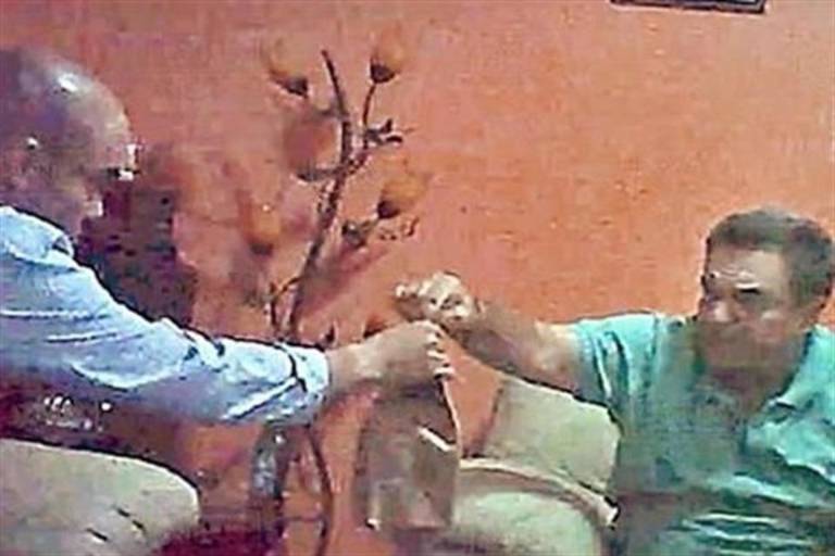 Pío López Obrador comparece ante FGR, que decidirá si ejerce acción penal