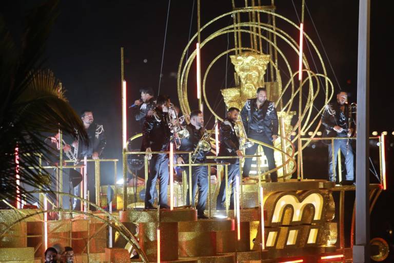 Da la Banda MS el gran cierre en el desfile del Carnaval de Mazatlán