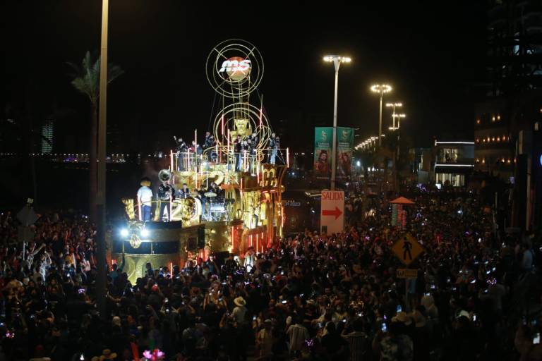 Da la Banda MS el gran cierre en el desfile del Carnaval de Mazatlán