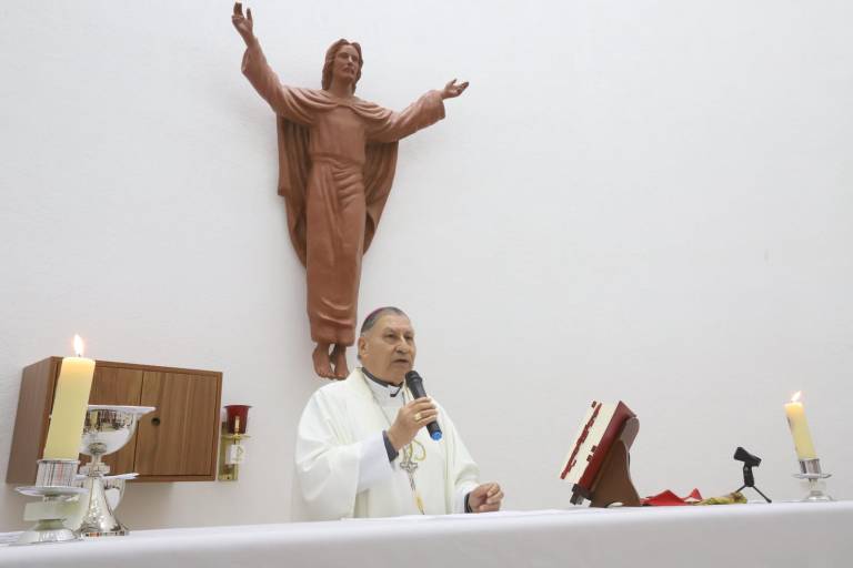 Bendice Obispo a directivos, donantes, personal, voluntarios, pacientes y familias del CRIT Mazatlán