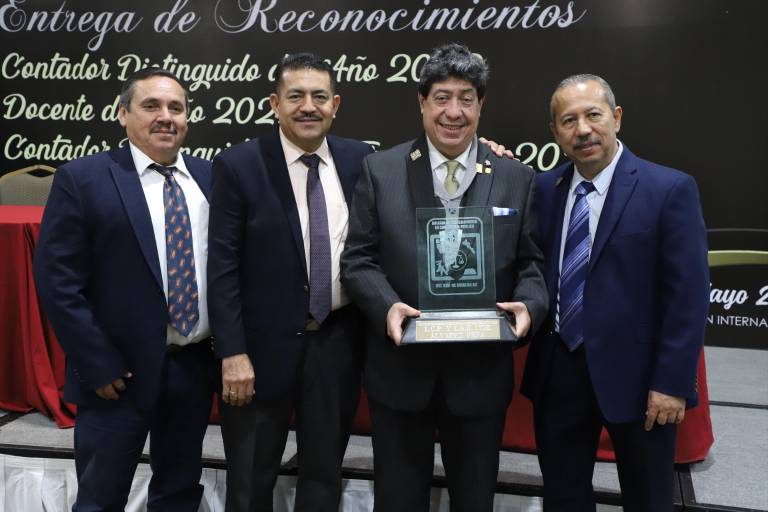 Celebran contadores mazatlecos su octavo aniversario