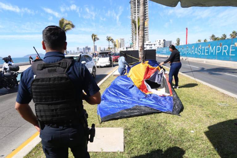 Retiran a personas que apartaban lugares en camellón por desfile de Carnaval